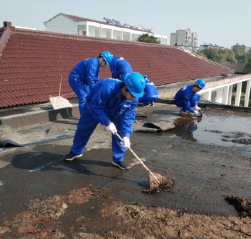 2019年3月18日，尊龙凯时·中国官方网站,人生就是博-尊龙凯时,尊龙人生就要博旧版股份为七都镇敬老院漏水屋面进行全面修复。